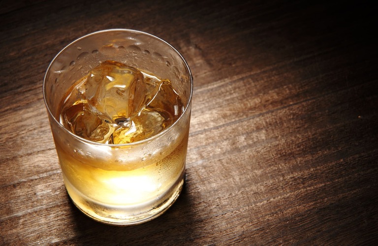 今夜ウイスキーで大人気分を味わいませんか | 相模原のバーなら本格カクテルを楽しめるBAR和楽