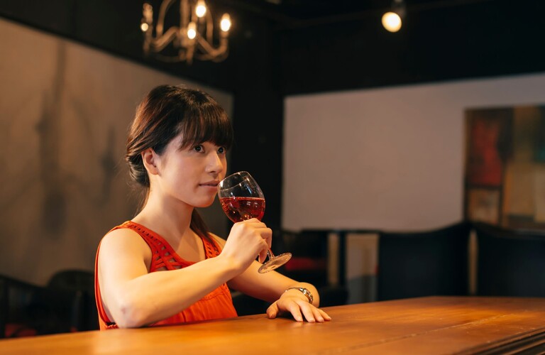 一人で楽しめる居心地の良い環境でお酒を飲んでみませんか | 相模原のバーなら本格カクテルを楽しめるBAR和楽